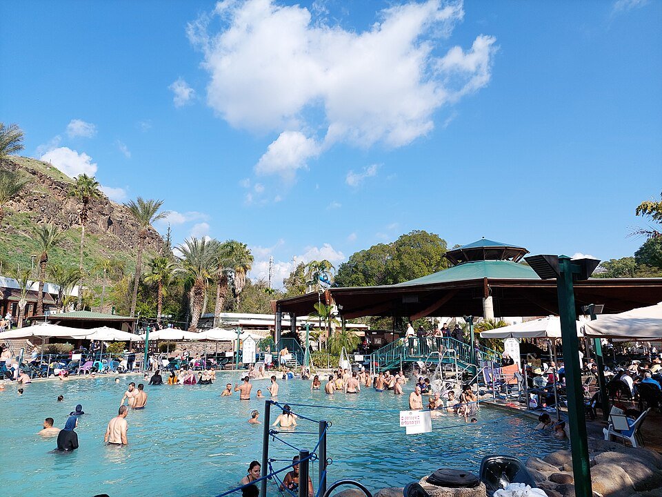 מתחם הבריכות של חמת גדר במבט רחב, על רקע מדרונות עמק הירמוך