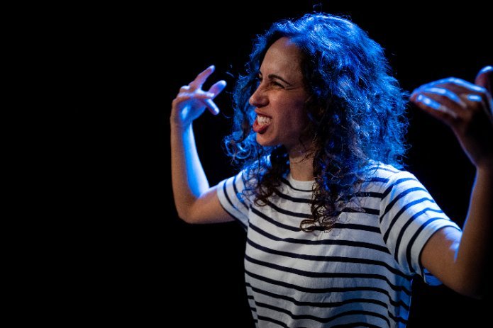 מתוך ההצגה "חיה להפליא". צילום: דן יהודה