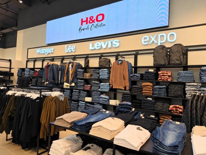 קיר המותגים בסניף H&O בחוצות המפרץ. צילום: יח"צ