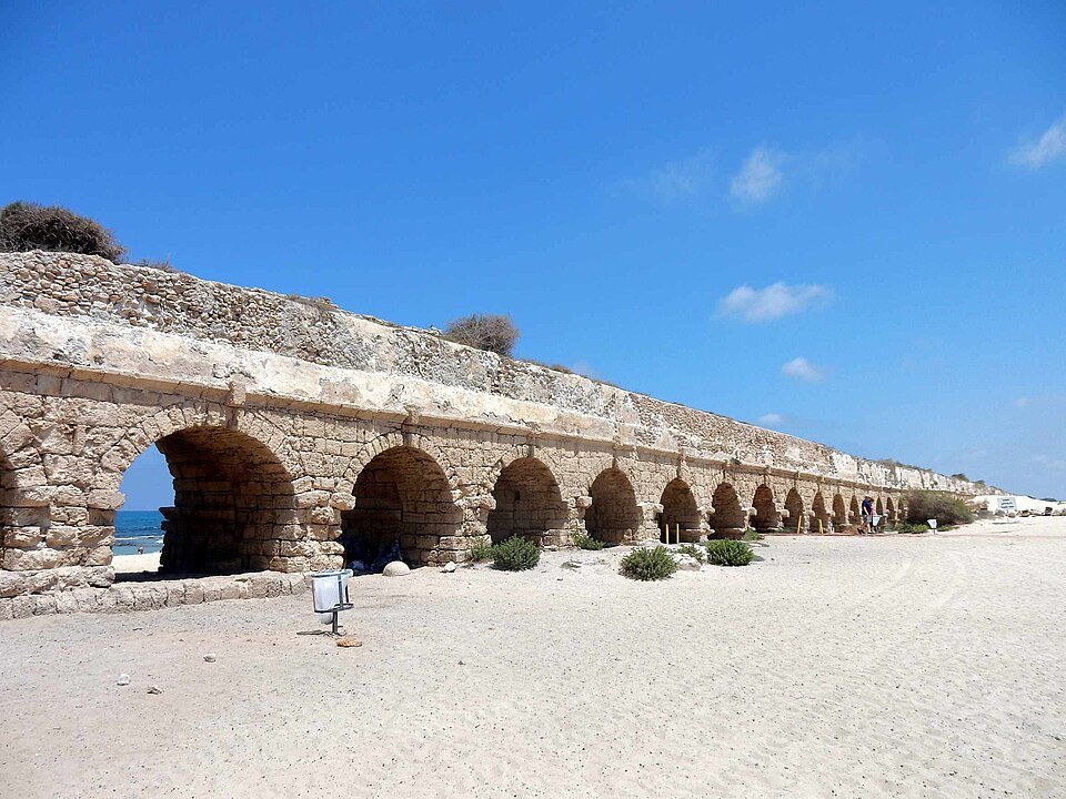 אמת המים הרומית בקיסריה משתרעת לאורך החוף החולי