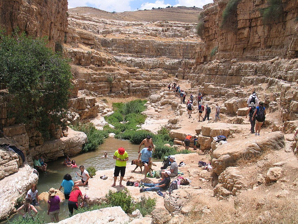 מטיילים בערוץ נחל פרת, בדרך מעין פרת לעין מבוע