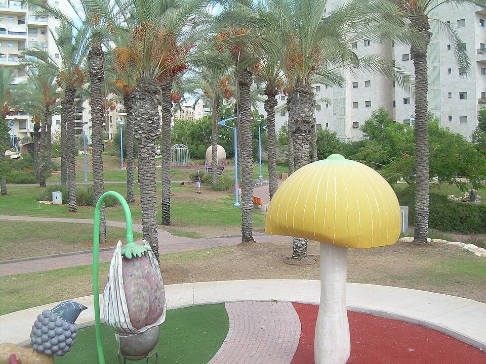 גן שעשועים עירוני בחולון עם מתקנים בצורת פטריות