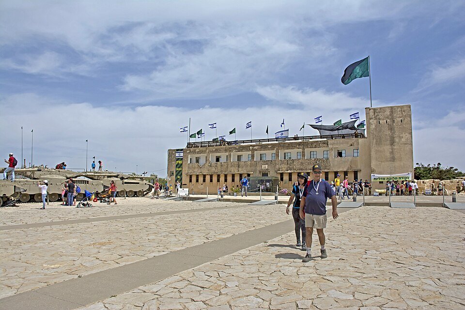 מבנה המצודה הבריטית בלטרון, שבה שוכן אתר יד לשריון, ומולו רחבת הדגלים