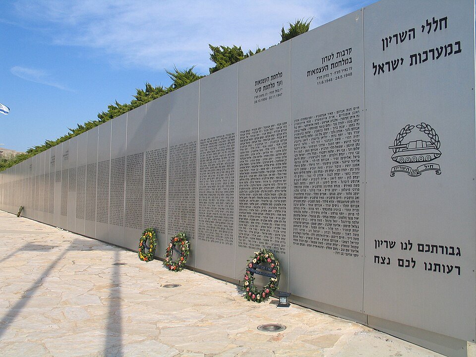 קיר השמות של אנדרטת חללי חיל השריון בלטרון