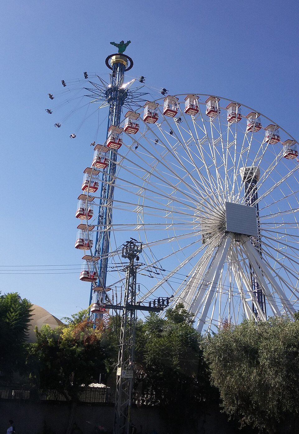 הגלגל הענק בלונה פארק תל אביב, אחד המתקנים המזוהים ביותר עם הפארק | צילום: צילום: Ofrashay, ויקישיתוף, CC BY-SA 4.0
