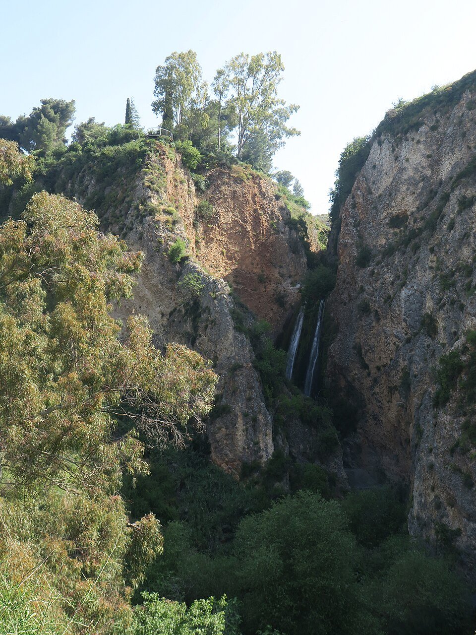 מפל התנור בנחל עיון, נופל אל תוך ערוץ צר ומסולע
