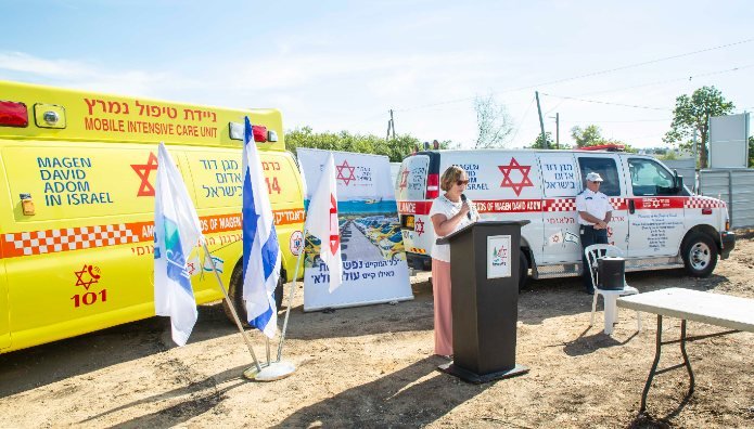 דברים בטקס לצד ניידת טיפול נמרץ של מד״א (צילום: שגיב כהן)