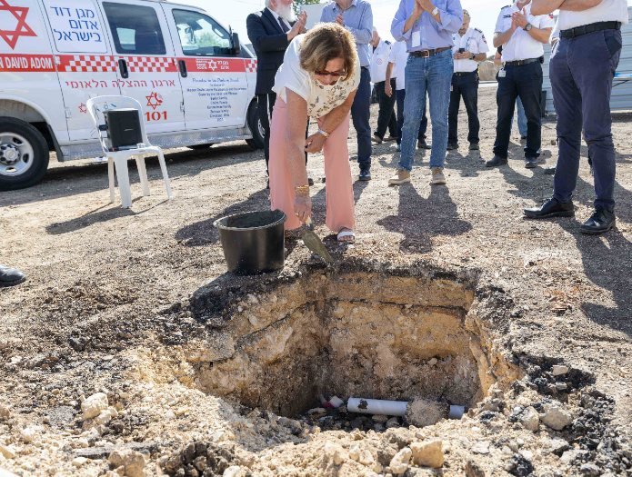 יציקת היסוד לאבן הפינה של התחנה החדשה (צילום: דוברות מד״א)