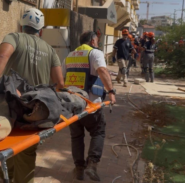 פינוי נפגע מדומה על אלונקה מהמבנה על ידי יחידת החילוץ וצוות מד"א (צילום: דוברות מד"א)