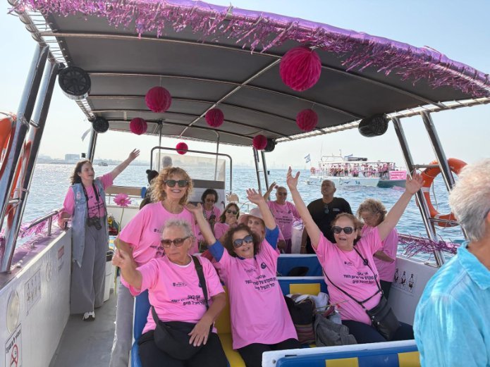 משתתפות המשט הוורוד על סיפון אחת הספינות שיצאו ממרינה הרצליה | צילום: האגודה למלחמה בסרטן