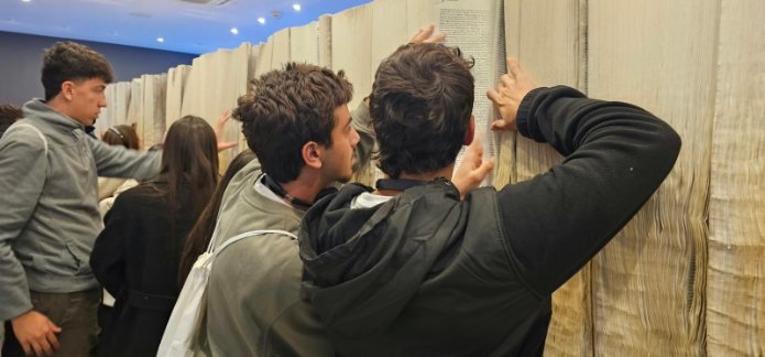 רגע של התייחדות: תלמידים נוגעים בקיר באחד מאתרי המסע. צילום: דור וייצמן