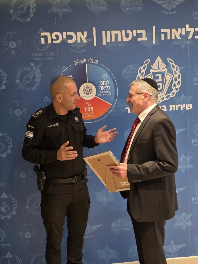 נציב שב"ס קובי יעקובי ומנכ"ל המשרד לשירותי דת יהודה אבידן. צילום: דוברות המשרד לשירותי דת