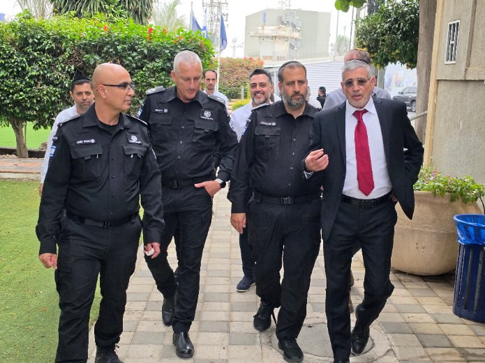 מנכ"ל המשרד יהודה אבידן, הרב הראשי לשב"ס תת־גונדר הרב אייל סלמן, ראש אגף אסיר גונדר יריב כהן וסגן נציב שב"ס חאתם עזאם. צילום: דוברות המשרד לשירותי דת