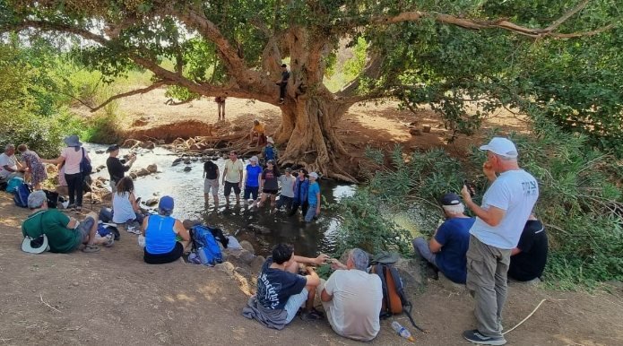 סיור מודרך לאורך נחל צלמון. צילום: נטלי זאבי, רשות ניקוז ונחלים כינרת