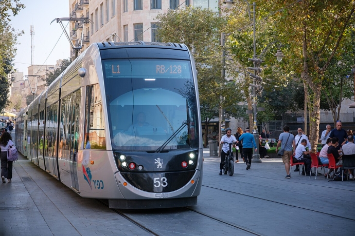 הרכבת הקלה חוצה את רחוב יפו במרכז העיר