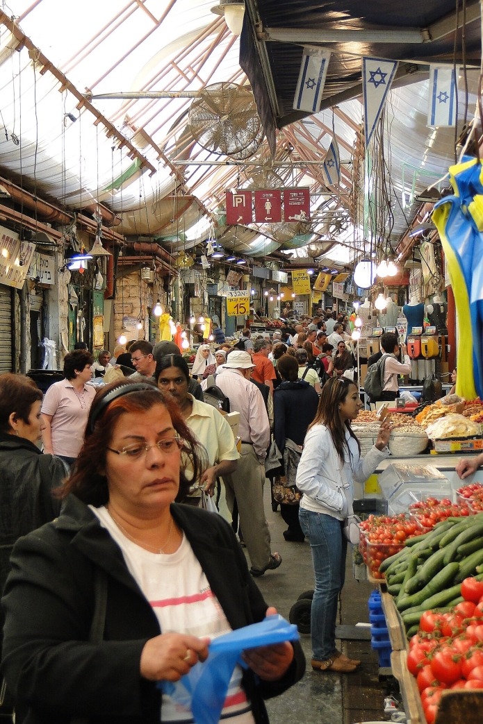 דוכני התבלינים והפירות בשוק מחנה יהודה