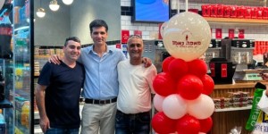 הירושלמים חוגגים בחדרה: מאפה נאמן פתחה סניף דגל בקניון עופר בהשקעה של מעל 2 מיליון שקל מימין: עופר נאמן, בן דבש ויניב רוחם. צילום: יח