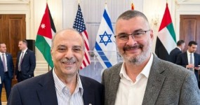 פגישה בוושינגטון מעמידה את ירדן במוקד דרכה של התנועה האברהמית אילוסטרציה של הפגישה המדווחת בוושינגטון בין עבדאללה אלמעאלה לתום וגנר. אין מדובר בתיעוד רשמי. | צילום: Faith & Freedom News (FFN)