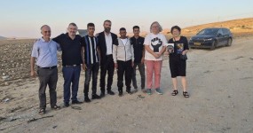 "שלום מתחיל בהיכרות": מפגש יהודי-בדואי השיק פעילות בנגב תמונה קבוצתית בסיום המפגש, על דרך עפר בין גבעות הנגב | צילום: צילום: התנועה האברהמית