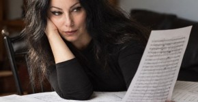 מדליית זהב למלחינה אנה סגל על "24 פרלודים לפסנתר" המלחינה אנה סגל, זוכת מדליית הזהב בתחרות EIMA על