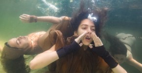 ״עיר על מים סוערים״: התערוכה השנתית החדשה במוזיאון העיר תל אביב אילת כרמי ומירב הימן, ״הסירנות של כיכר ביאליק״ – עבודת וידאו חדשה שצולמה בכיכר ביאליק | צילום: יח״צ