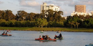 גוש דן עם ילדים: המדריך המשפחתי המלא - מספארי רמת גן ופארק הירקון ועד גן לאומי אפק, מקווה ישראל וחוף בת ים שיט סירות באגם פארק הירקון בתל אביב, אחת הפעילויות המשפחתיות הפופולריות בגוש דן | צילום: Anatoli Axelrod, ויקישיתוף, CC BY 3.0