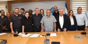 הסכם קיבוצי ראשון לעובדי מינהל אכיפה וזרים ברשות האוכלוסין מעמד חתימת ההסכם הקיבוצי לעובדי מינהל אכיפה וזרים | צילום: צילום: יסמין גיל, דוברות ההסתדרות