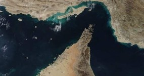 "אם איראן לא תסחר – אף אחד לא יסחר": טהרן מאיימת אחרי דחיית טראמפ מצר הורמוז מהחלל: רצועת המים הצרה בין חופי איראן בצפון לחצי האי מוסנדם בדרום | צילום: NASA (MODIS) / ויקישיתוף, רישיון נחלת הכלל
