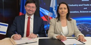 ישראל וצ'כיה חתמו על הצהרת כוונות לשיתוף פעולה בתחום החלל השרה גילה גמליאל ומנהל סוכנות החלל הצ'כית, ד