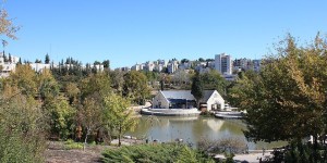 גנים בוטניים ופארקים עירוניים עם ילדים: המדריך המשפחתי המלא – מהגן הבוטני בירושלים ופארק הירקון ועד אוטופיה, עין גדי ורמת הנדיב האגם והמבנה המרכזי בגן הבוטני בגבעת רם בירושלים | צילום: צילום: Adiel lo, ויקישיתוף, CC BY-SA 3.0