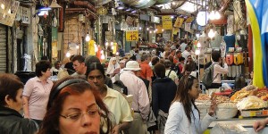 שווקים עם ילדים: המדריך המשפחתי המלא לשוקי ישראל – ממחנה יהודה ושוק הכרמל ועד ואדי ניסנאס, עכו, רמלה והשוק הבדואי קונים צפופים בסמטה מקורה בשוק מחנה יהודה בירושלים | צילום: צילום: Adam Jones, ויקישיתוף, CC BY-SA 2.0
