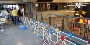 מוזיאונים ומרכזי מדע עם ילדים: המדריך המשפחתי המלא – מבלומפילד ומדעטק ועד גן המדע, שטיינהרדט ומוזיאון הילדים מיצג גשר צבעוני באולם התצוגה של מוזיאון המדע ע
