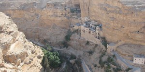 מדבר יהודה ובקעת הירדן עם ילדים: נחלים, מנזרים ומצוקים – המדריך המלא לעונת הטיולים מנזר ג׳ורג׳ הקדוש בוואדי קלט, הנוף המזוהה ביותר של מדבר יהודה | צילום: צילום: Ori~, ויקישיתוף, רישיון ייחוס