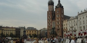 טיול בקרקוב: המדריך המלא לעיר – שכונות, מסלול של שלושה ימים, מכרה המלח, אוכל וטיולי יום כיכר השוק הגדולה של קרקוב, ומעליה מגדלי כנסיית מריה הקדושה | צילום: צילום: Rj1979, ויקישיתוף, נחלת הכלל