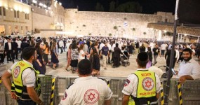 מד"א נערך לברכת הכהנים בכותל: עשרות חובשים ופראמדיקים ברחבה כוחות מד