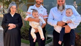 נולדו ללא דופק: הפראמדיק שהציל את התאומים פגש אותם לראשונה הפראמדיק סהר בראל עם ההורים אסתר ועידן מרקוביץ' והתאומים, במפגש לאחר השחרור מבית החולים | צילום: צילום: דוברות מד