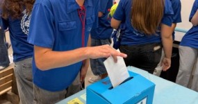 אלפי בני נוער הצביעו על עתיד החינוך ובחרו במעמד המורה חניך מצביע באחת הקלפיות שהוצבו בקנים ברחבי הארץ | צילום: הנוער העובד והלומד