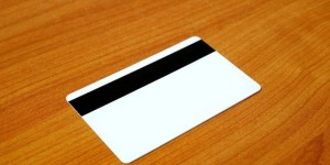 CompoSecure פתחה בלונדון מרכז עיצוב לכרטיסי תשלום ממתכת כרטיס תשלום. המחשה | צילום: Santeri Viinamäki / Wikimedia Commons, CC BY-SA 4.0