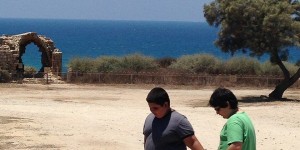 אשקלון, אשדוד ודרום מישור החוף עם ילדים: המדריך המלא - מהגן הלאומי אשקלון וחולות ניצנים ועד מצודת אשדוד־ים, גבעת יונה וחוף זיקים הגן הלאומי אשקלון: שרידים עתיקים על רקע הים התיכון | צילום: צילום: ברוך זו דרך / ויקישיתוף, CC0