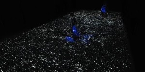 מיצג חדש ב-teamLab Planets טוקיו: נכנסים אל תוך פסל רך עם כל הגוף teamLab, Body of Waves, 2026, מתוך הסדרה Soft Black Hole – Your Body Becomes a Space that Influences Another Body, 2016. צולם במרחב אמיתי, ללא AI או CGI. | צילום: © teamLab