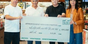 טיב טעם גייסה כ-102 אלף שקל למען המרכז הרפואי לוינשטיין מימין: אביבית לוי נעים, ארז מלצר, חגי שלום ויוסי שליו באירוע העברת התרומה | צילום: אייל אפרתי