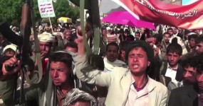 גיוס כללי בתימן: הממשלה מכינה מבצע לעבר צנעא, החות'ים יורים לריאד עצרת של תומכי החות'ים בצנעא נגד תקיפות הקואליציה בהובלת סעודיה | צילום: הנרי רידג'וול, VOA - נחלת הכלל (ויקישיתוף)