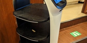 YYForce פותחת בסינגפור מרכז לאימון רובוטים דמויי אדם רובוט שירות מגיש מנות במסעדה. אילוסטרציה | צילום: Syced / Wikimedia Commons