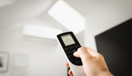 כל מה שחשוב לדעת על מזגן עילי: המדריך המעשי לבית אלט התמונה: מזגן בחדר ידלים | צילום: קרדיט התמונה: Jakub Zerdzicki באתר PEXELS