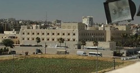 "מזימות בשלבים מתקדמים": ארה"ב מדללת שגרירויות במזרח התיכון מתחם שגרירות ארצות הברית בעמאן, ירדן. השגרירות נמצאת ברשימת הנציגויות שמהן מוצאים עכשיו עובדים ובני משפחה. | צילום: Maureen / ויקישיתוף, CC BY 2.0