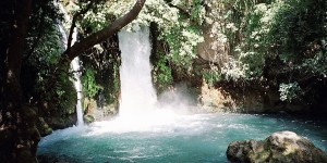 מפלים עם ילדים: המדריך המשפחתי המלא – מהבניאס ומפל התנור ועד גמלא, סער, בריכת המשושים ונחל דוד מפל הבניאס זורם אל הבריכה הטורקיזית שלמרגלותיו, בשמורת נחל חרמון | צילום: NahumDam, ויקישיתוף, נחלת הכלל