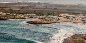 טיולים בחינם עם ילדים: 22 אתרים בישראל ללא דמי כניסה – מהגולן ועד אילת מפרצוני חוף הבונים–דור: סלעי כורכר, מים רדודים וחולות — אחד מחופי הרחצה החופשיים היפים בישראל | צילום: צילום: Liorca / ויקישיתוף, רישיון CC BY-SA 4.0