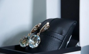 איך לבחור עגילי יהלומים צמודים יוקרתיים? הטיפים של JB JEWELERS עגילי יהלומים צמודים יוקרתיים