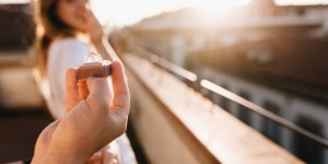 רגעים בלתי נשכחים: מדריך להצעות נישואין ייחודיות בטבע קרדיט תמונה: freepik