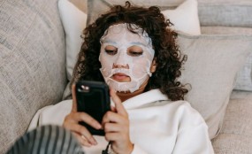 העור מול העולם המודרני: שגרת טיפוח שמתמודדת עם לחץ, מסכים וזיהום אוויר